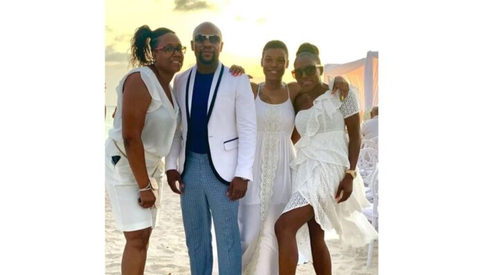 Floyd-Mayweather-Has-Three-Sisters Floyd Mayweather Has Three Sisters: Fatimah, Deltricia, and Fannie.