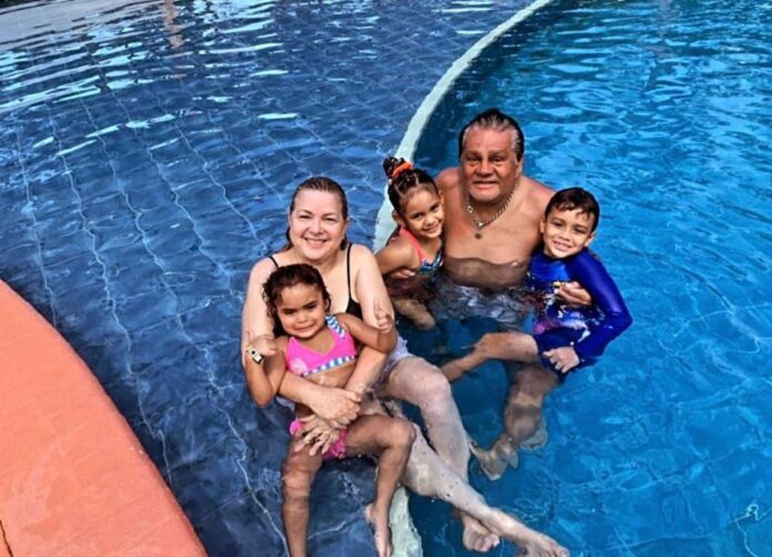 Roberto Duran and his wife enjoying the afternoon with a few of their grandchildren Roberto Duran and his wife enjoying the afternoon with a few of their grandchildren