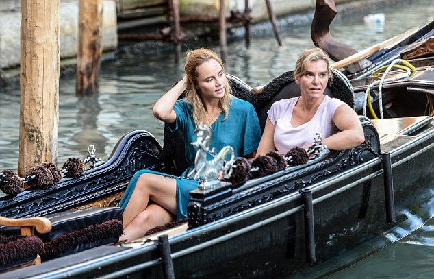 Suki Waterhouse and mother, Elizabeth, enjoying a boat ride in Venice (2016)